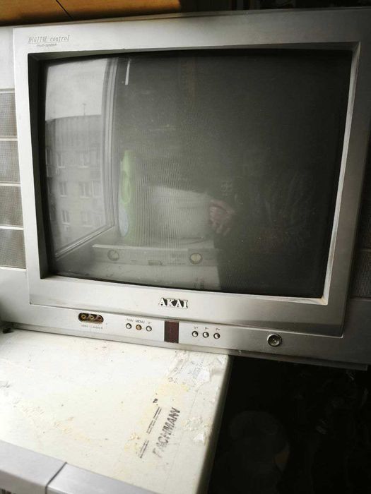 Телевизор Akai с пультом ДУ, в хорошем состоянии, цвет корпуса серый