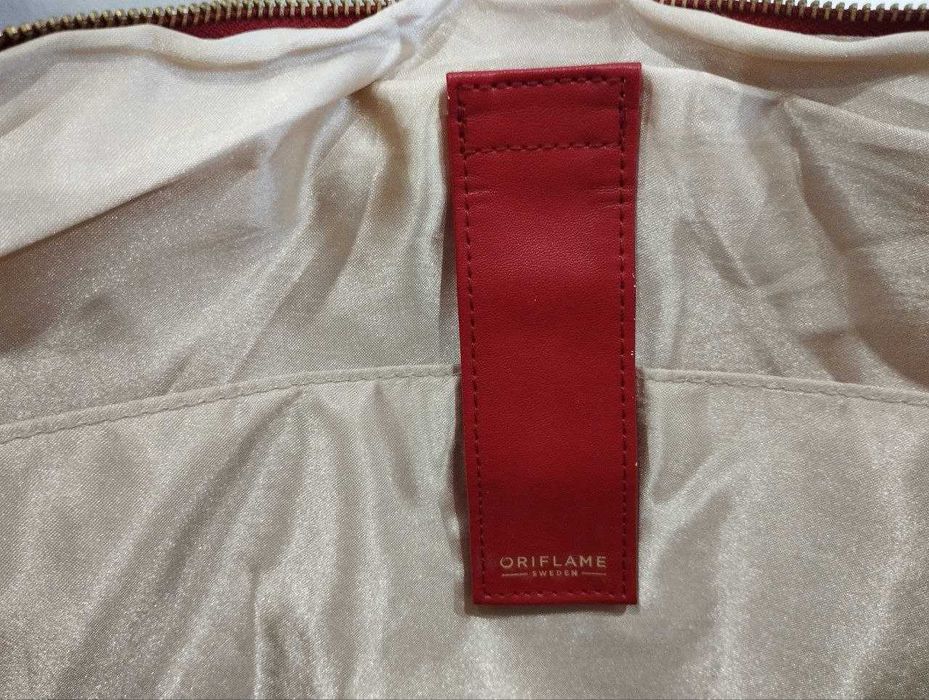 Сумка жіноча. Стан нової. Вміщує ноутбук, планшет, великі підручники.