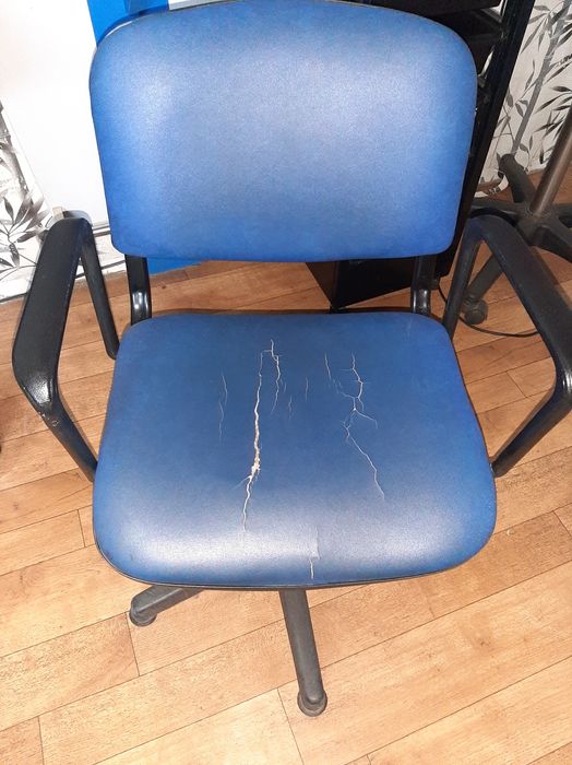 Продам кресло для мастера.