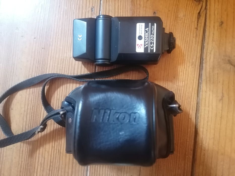Nikon FM 10 com Flash Yashica C 220 auto