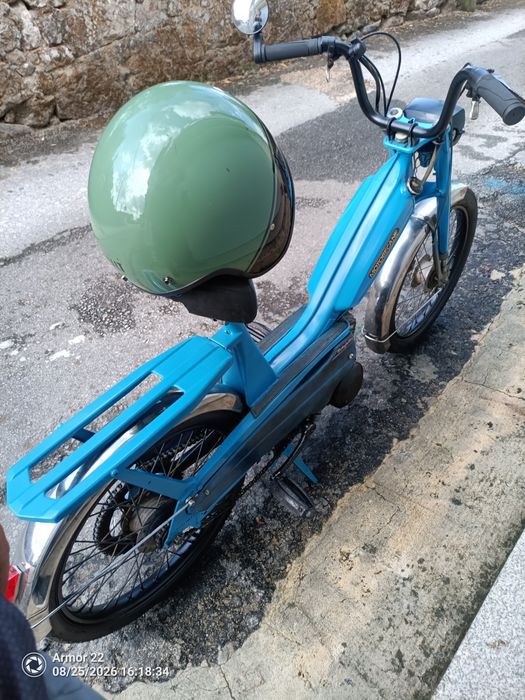 Mobilete motobecane toda restaurada sem nada a  fazer por gasolina e andar aos interessados contactar alguma dúvida disponha