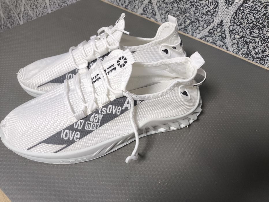 Продам чоловічі нові кросівки