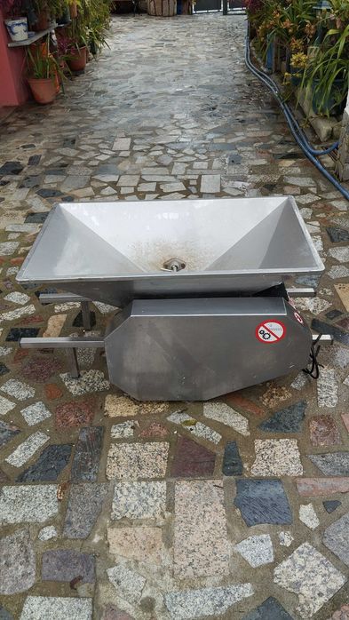 Trituradora de Uvas Elétrica em Inox