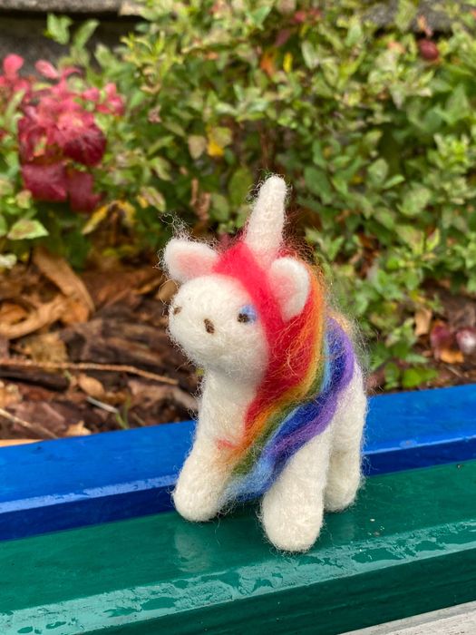 Єдиноріжка з білим рогом