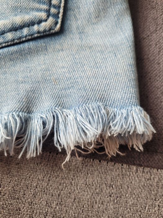 Jeansowe szorty zakonczone nitkami z kieszeniami r. 38 Vila