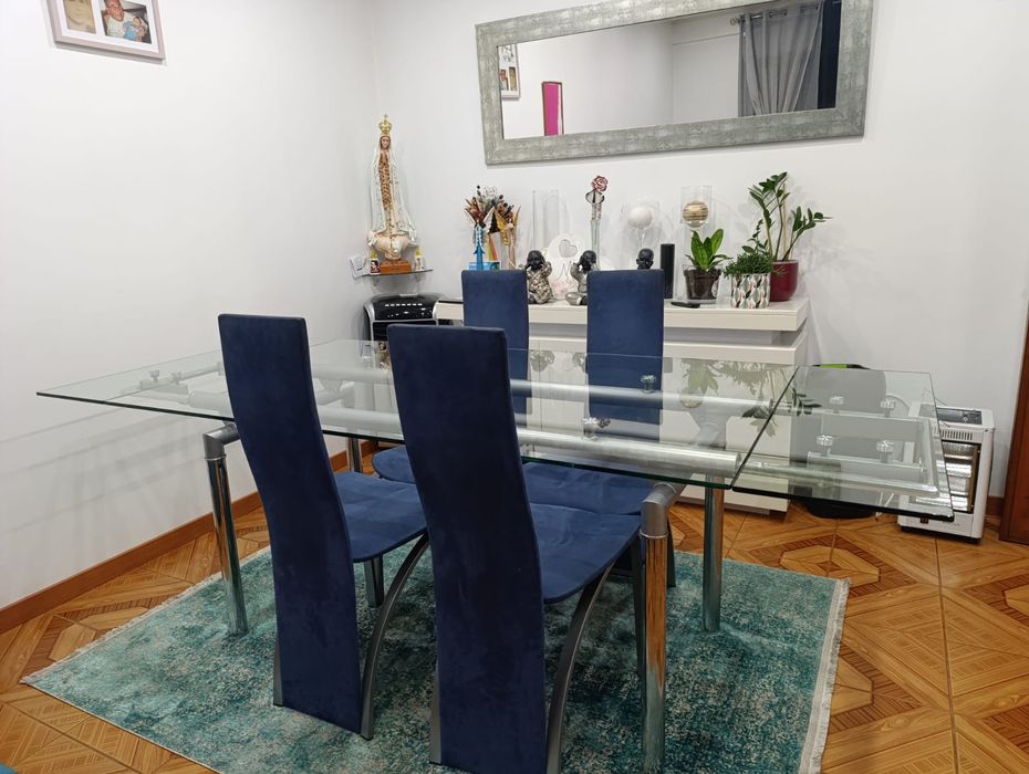 Mesa de vidro extensível com cadeiras