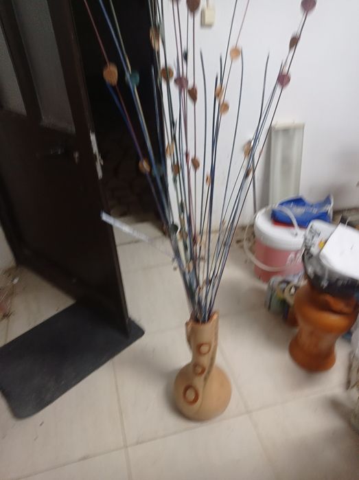 Jarrões novos e flores decorativas restos de loja