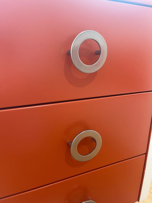 Mesa de cabeceira com rodas