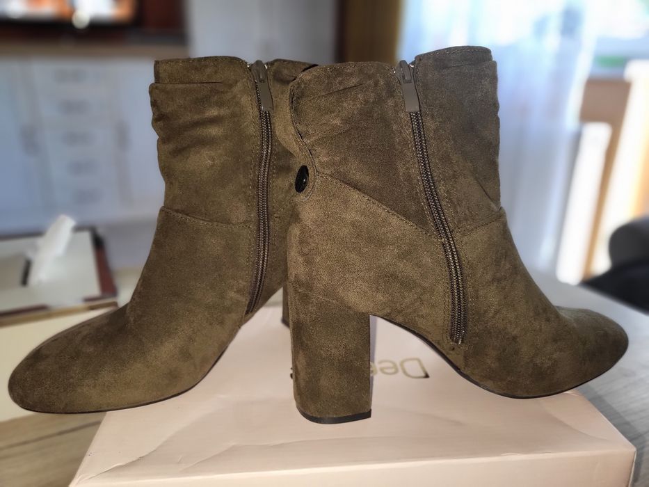 Botki na słupku khaki