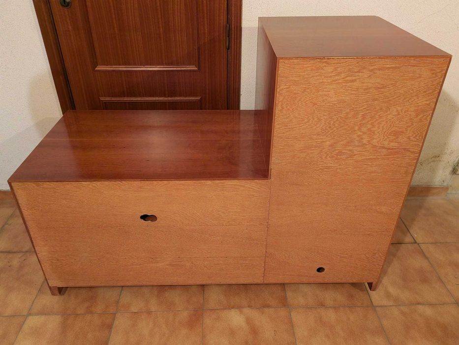 Móvel de Sala / Bancada de TV Moderno com Vitrine (Excelente Estado)