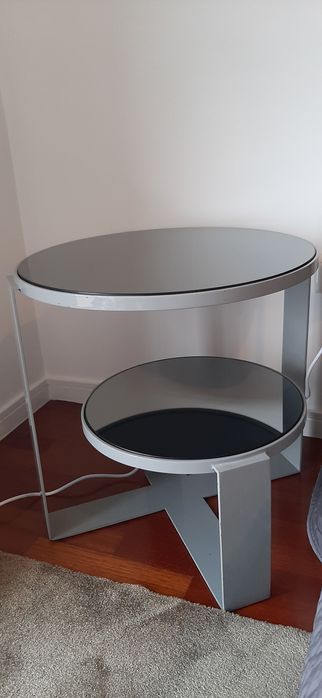 Mesas de cabeceira em metal lacado com espelho gris