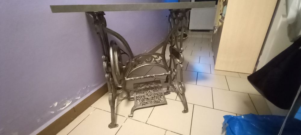 Stolik na pięknej b.starej maszynie do szycia