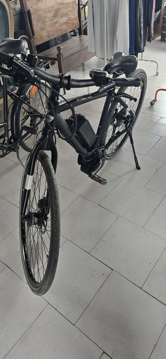 Bicicleta elétrica da Bergamont com acessórios shimano