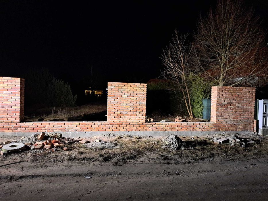 Ogrodzenie z cegły rozbiórkowej