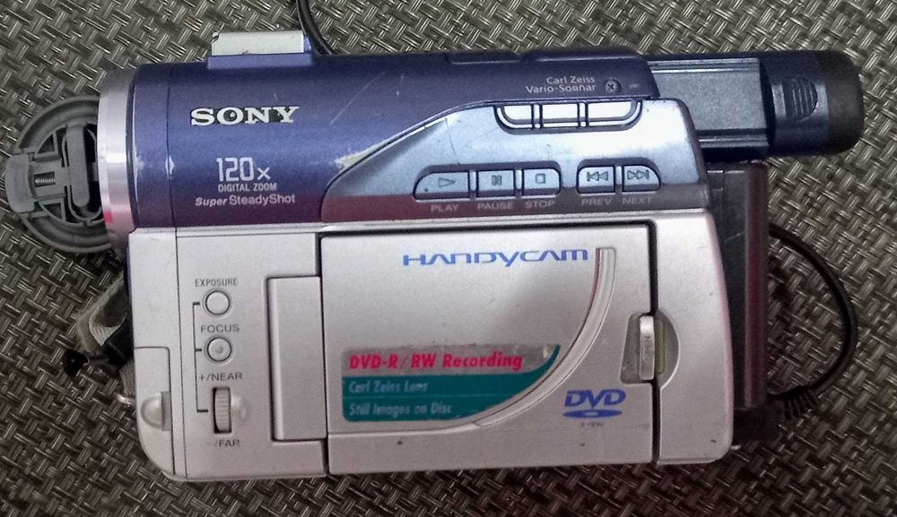 Câmara Sony Handycam DVD (Carl Zeiss) + Carregador — Liga/Para Peças