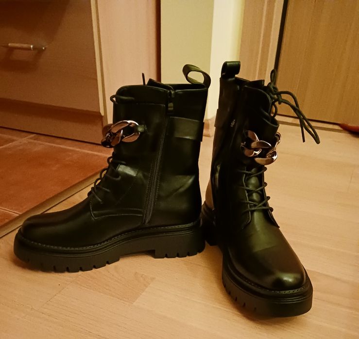 Czarne botki z ozdobnym łańcuchem