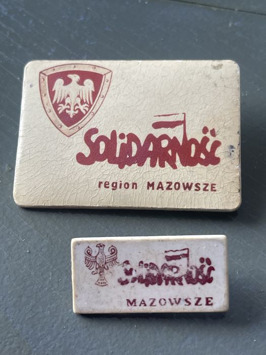 historyczne przypinki NSZZ „Solidarność” Region Mazowsze z okresu PRL