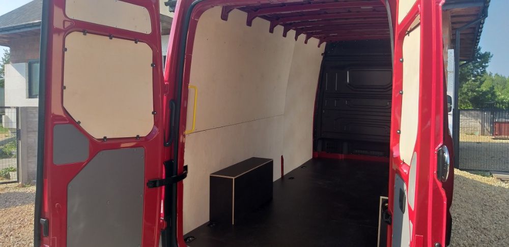 Zabudowa busa Volkswagen Crafter/MAN TGE L4H3 sklejka, MONTAŻ
