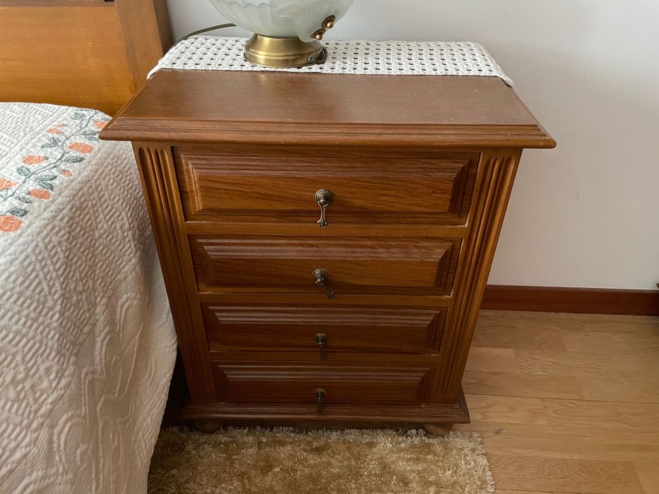 Cama com colchão, duas mesas de cabeceiras, cómoda