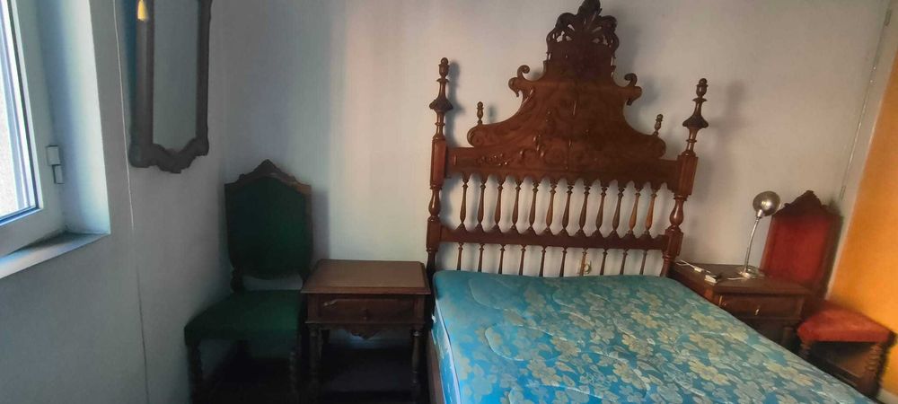 Quarto em madeira maciça, com cómoda,  2 mesas de cabeceira e uma cadeira.