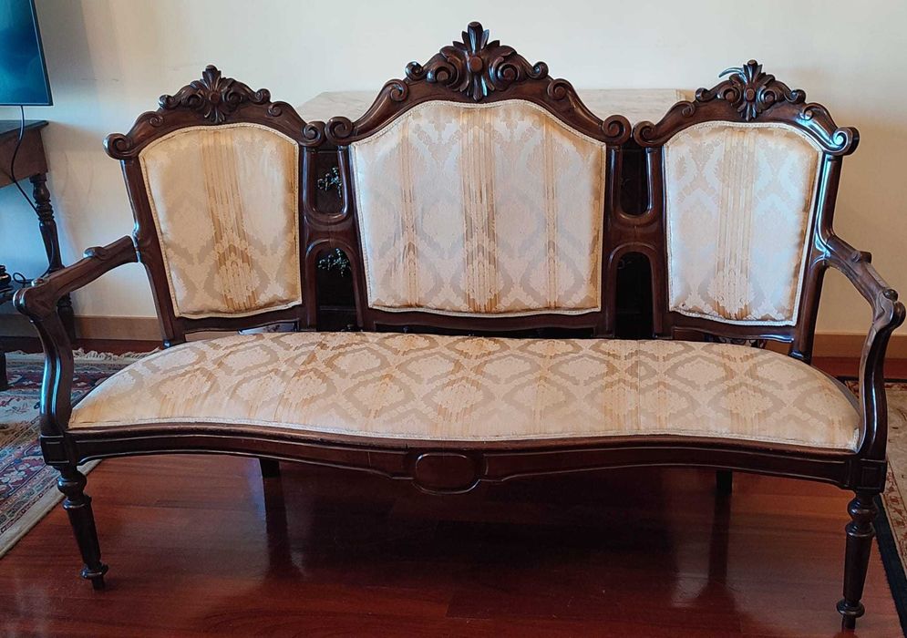 Canapé Sofá estilo antigo– Confortável e em Excelente Estado