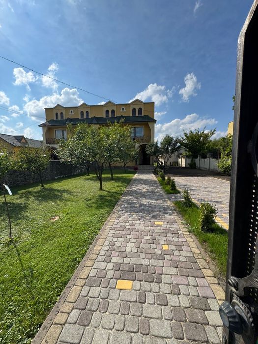 Оренда будинку з паркомісцем