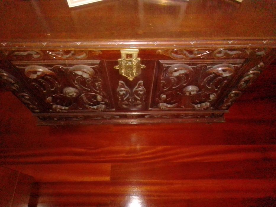 Arca de madeira antiga e sapateira