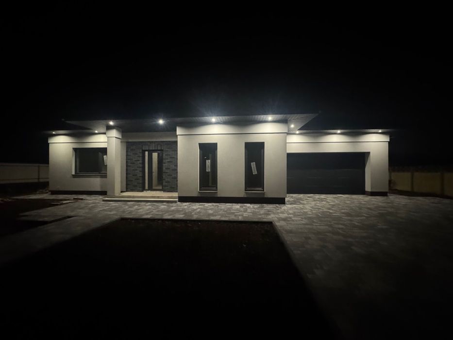 Продам будинок з гаражем на два авто  в селі Боратин