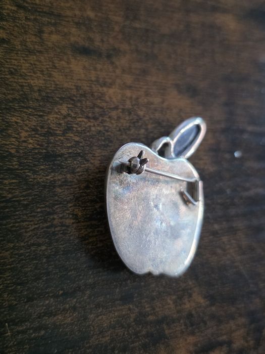 Piękna stara broszka „Jabłuszko” z hematytem – srebro 925, vintage PRL