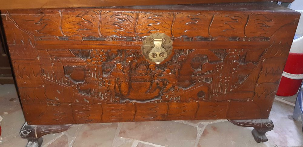 Arca Antiga Madeira Trabalhada - IMPECÁVEL