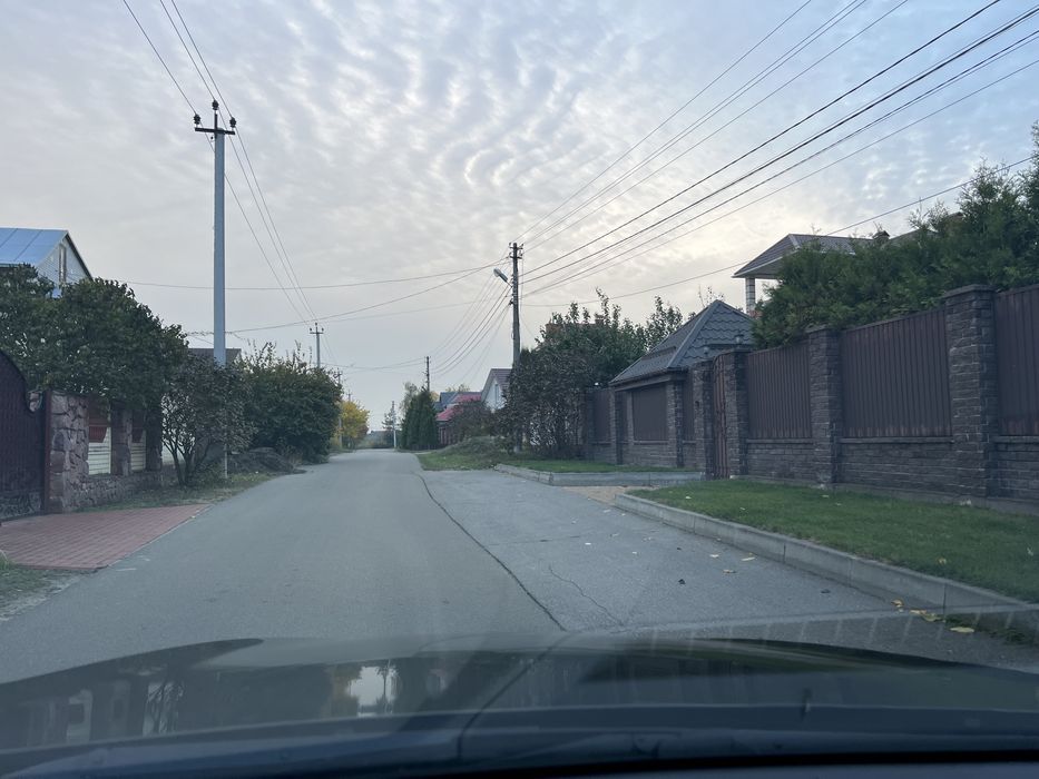 По земел уч 23сот в самом селе Погребы возле самого города Киева