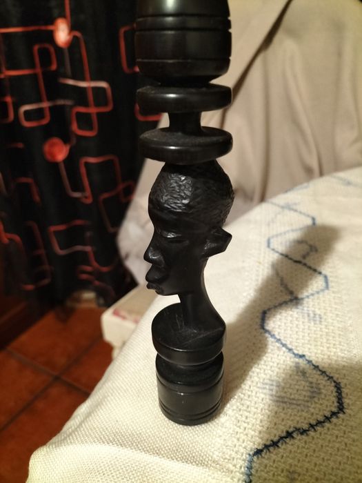 Estátua pequena em madeira africana, trabalho manual