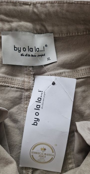 Proste beżowe jeansy z przetarciami spodnie jeansowe  By o la la XL