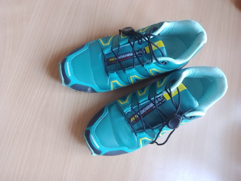 Damskie adidasy treningowe.