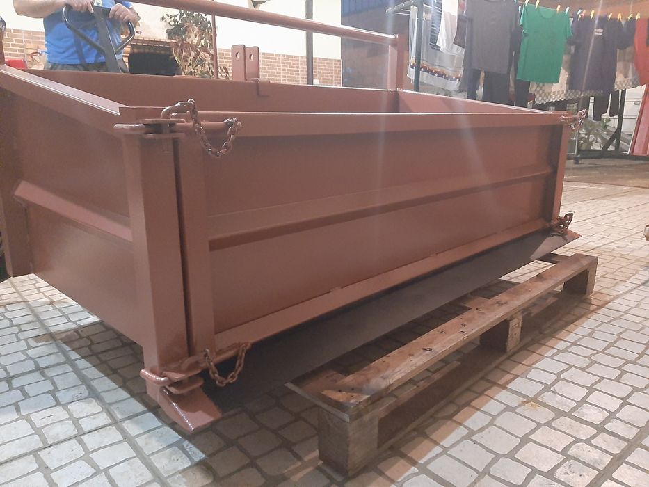 Caixa de carga reforçada basculante para trator