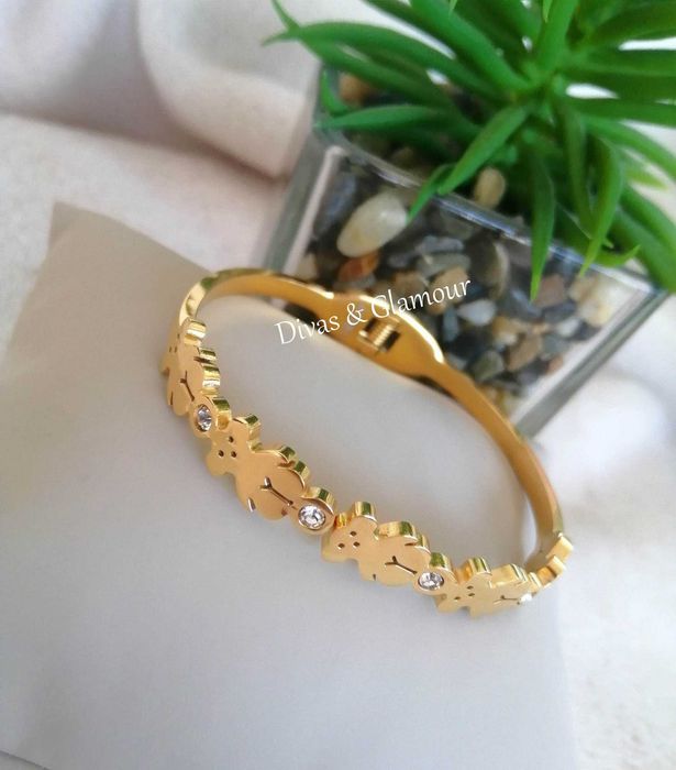 Vários modelos de pulseiras no anúncio