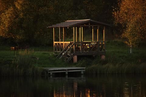 Беседка у озера пруда аренда столика для отдыха на природе