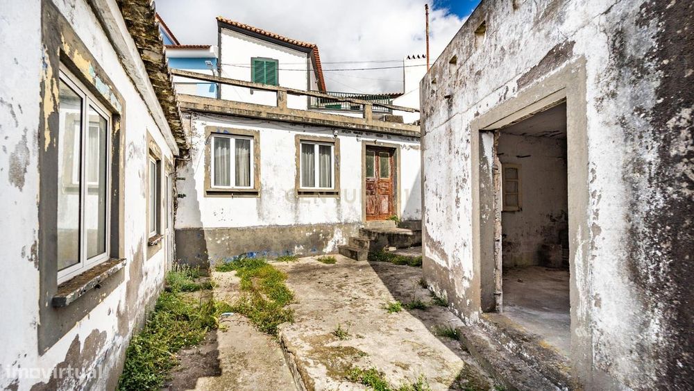 Moradia para remodelar com vista, em Ribeirinha - Ilha Terceira