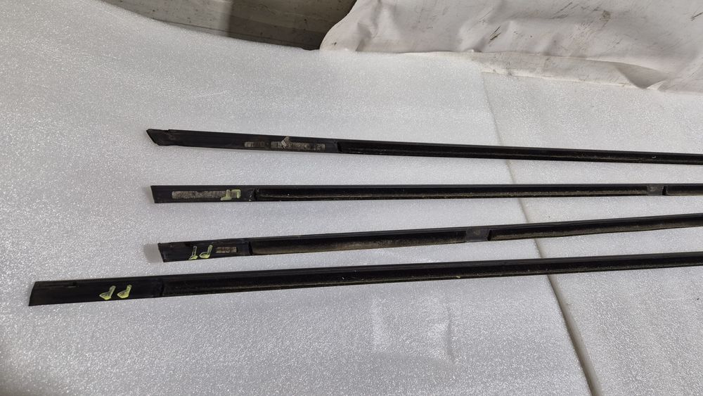 Listwa zgarniająca szyby drzwi chrom komplet skoda superb 2 II fl