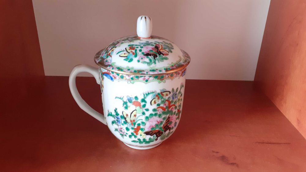 Ceramiczny kubek z przykrywką