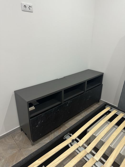 Móvel TV com portas c/ efeito de mármore preto