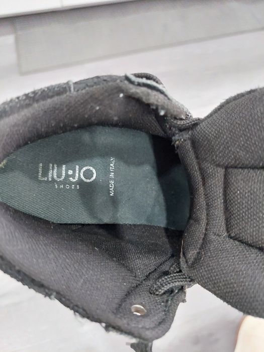 Sapatilhas pretas liujo