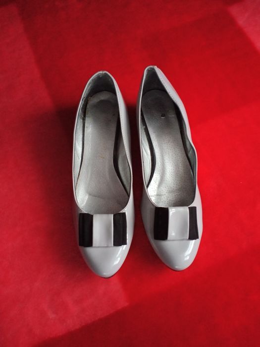 Jasnoszare buty damskie na niskim czarnym obcasie z czarną kokardą