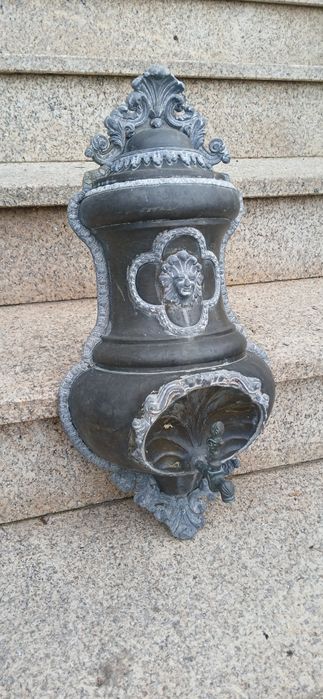 Fonte de parede antigo em cobre