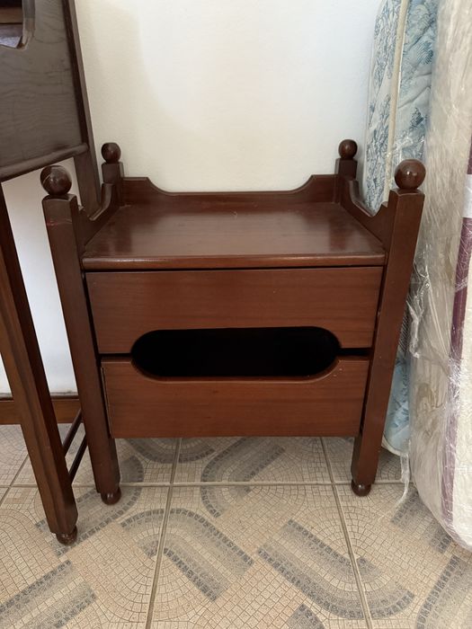 Vendo cama mais escrivaninha mais mesa de cabeceira