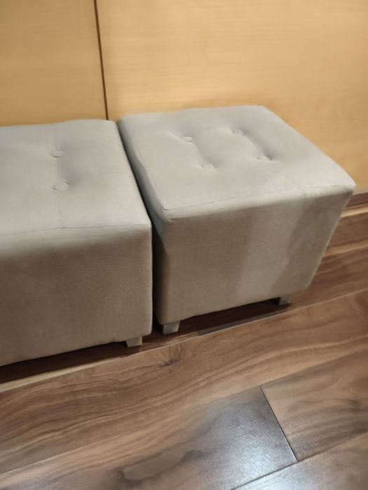 Conjunto lindíssimo composto por dois pufs em tons neutros