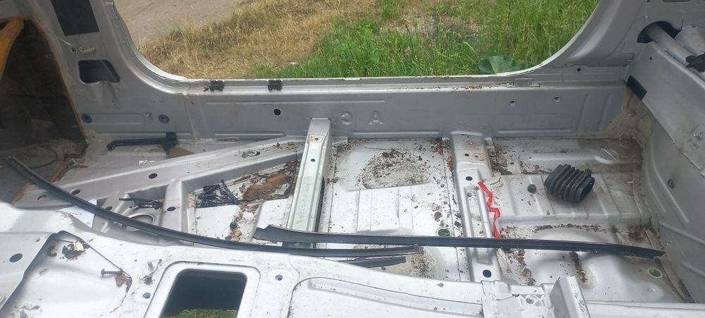 Кузов на розпил mercedes CLK w 209 кузовні деталі  209 цлк