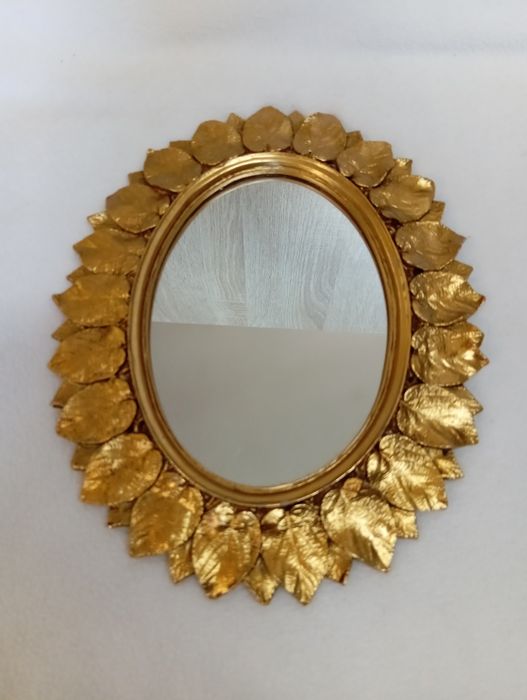 Lustra w złotych ramach