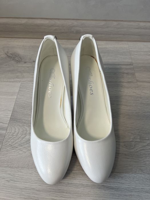 Білі класичні туфлі