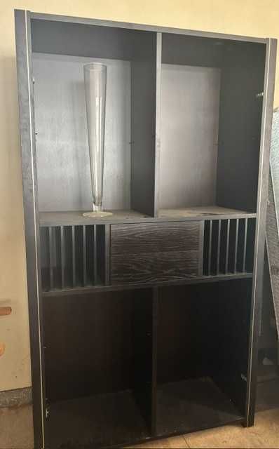 Estante moderna com portas de vidro